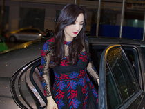 Giáng My đi xe sang mừng sinh nhật bạn thân