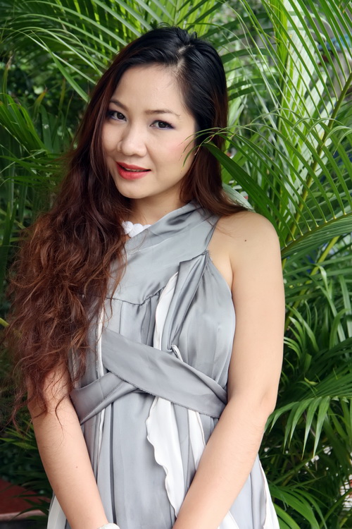 Diên An xinh xắn trong trang phục đầm